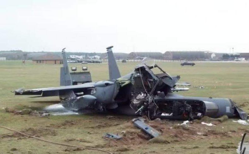 Três caças F-15 dos Estados Unidos sofrem acidente no Kuwait devido a erro de coordenação