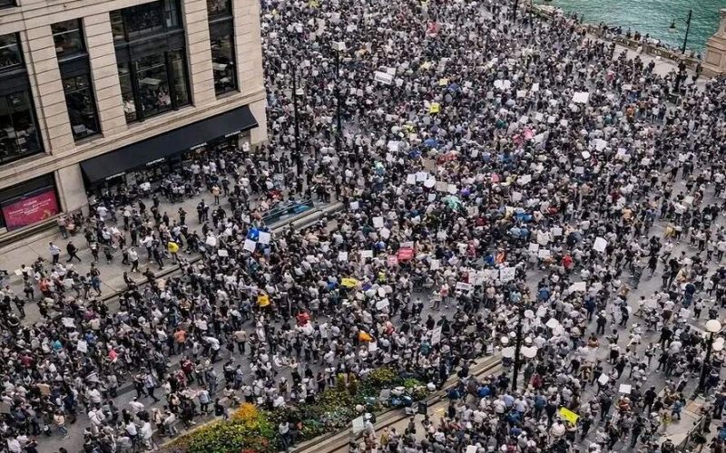 Mais de 9 milhões de americanos se manifestam contra Trump em protestos nas ruas