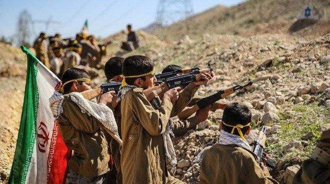 Grupo paramilitar do governo iraniano recruta crianças de 12 anos para integrar suas fileiras armadas.