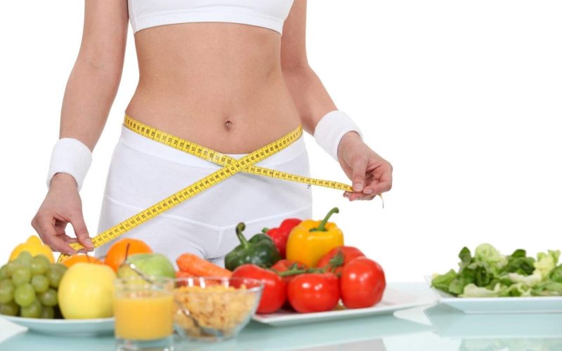 Profissionais de saúde compartilham estratégias eficazes para emagrecer sem recorrer a dietas extremas (e sem necessidade de objetos afiados)
