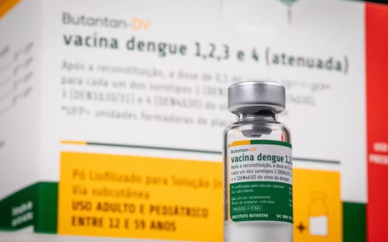 Vacinação contra dengue do Butantan é interrompida pelo Ministério da Saúde após relatos de duas mortes suspeitas
