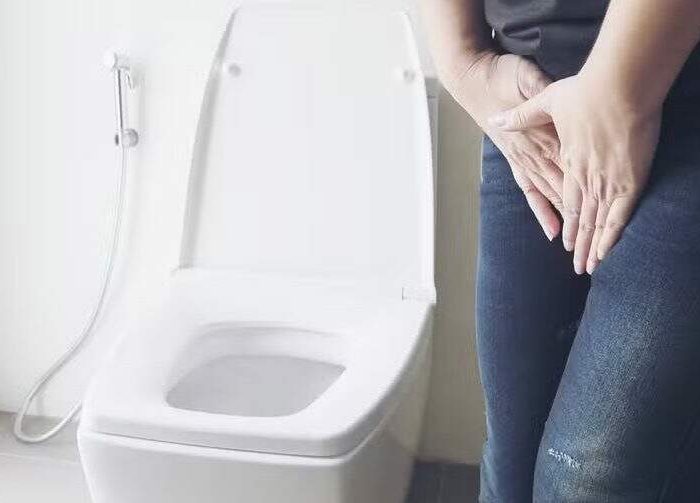 Entenda os riscos de reprimir a vontade de urinar e defecar