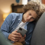 Um em cada cinco jovens utiliza inteligência artificial para orientações sobre saúde mental