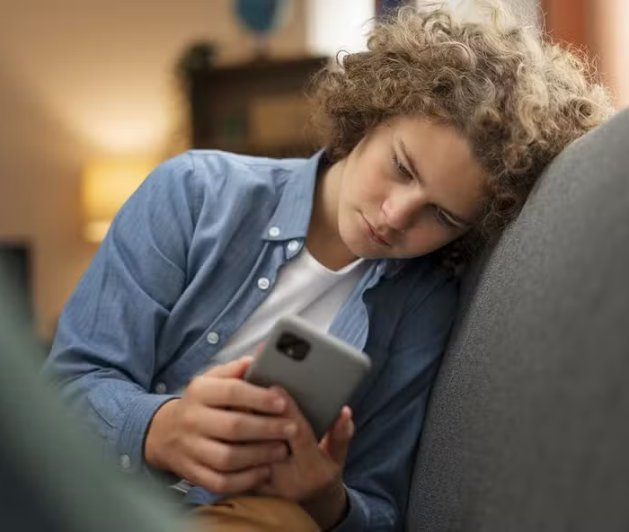 Um em cada cinco jovens utiliza inteligência artificial para orientações sobre saúde mental
