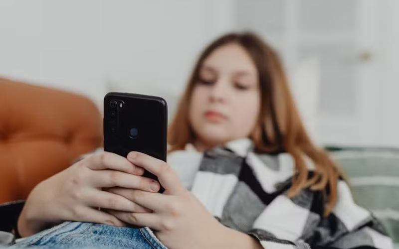 Uso excessivo de redes sociais por adolescentes eleva em três vezes o risco de pensamentos suicidas.
