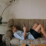 Geração Conectada, Mas Desanimada: Estudo do IBGE Mostra a Tristeza Entre Jovens de 13 a 17 Anos