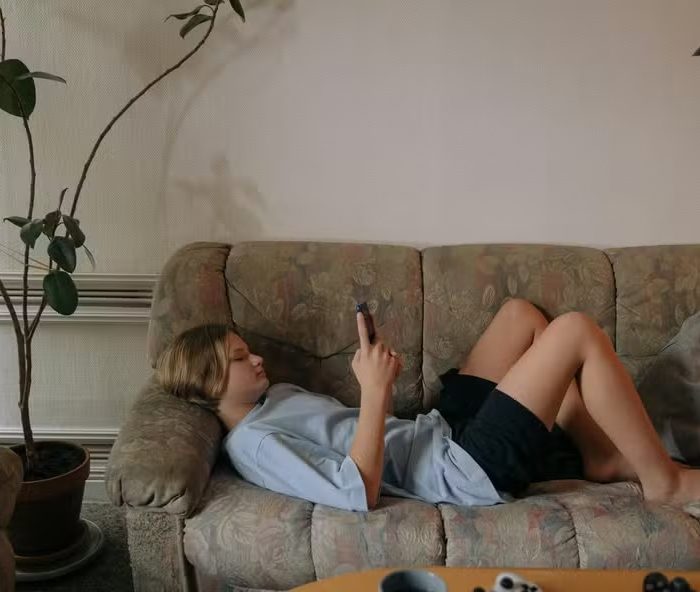 Geração Conectada, Mas Desanimada: Estudo do IBGE Mostra a Tristeza Entre Jovens de 13 a 17 Anos