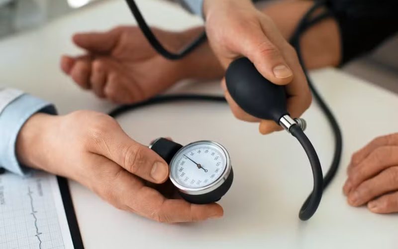 Sete práticas essenciais para gerenciar a hipertensão e cuidar da saúde cardiovascular