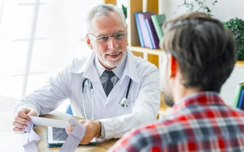 Câncer de próstata: 48 homens perdem a vida diariamente no Brasil; detectar a doença cedo aumenta significativamente as chances de tratamento eficaz.