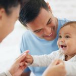 O poder do sorriso: como rir impulsiona o crescimento cerebral infantil