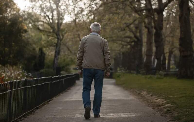 Caminhar bem na terceira idade: um sinal crucial de saúde e bem-estar