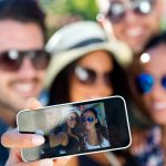 Os motivos por trás da aversão a fotos em grupo: uma análise psicológica