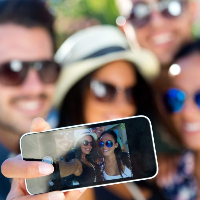 Os motivos por trás da aversão a fotos em grupo: uma análise psicológica