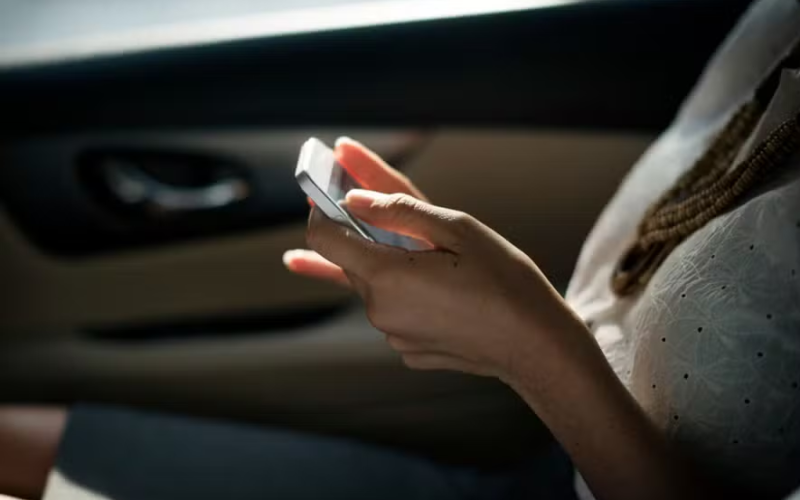 Enjoo em viagens? Descubra como um truque com bolinhas pode fazer a diferença ao usar o celular!