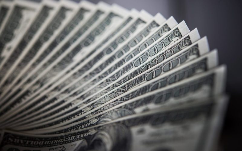 Dólar atinge R$ 5,22, o patamar mais alto em meio ano; Bolsa brasileira recua 0,26%